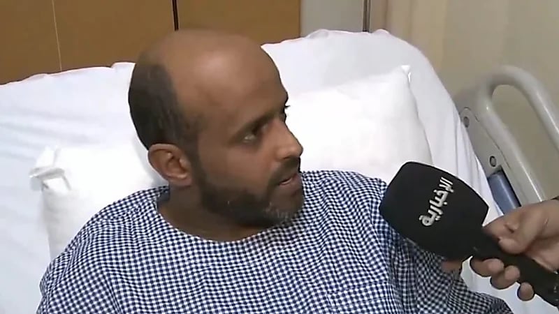 مواطن يروي تفاصيل نجاته من الموت بعد هجوم الكلاب الضالة عليه في تبوك .. فيديو