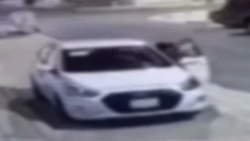 شاهد.. لحظة ضبط شخصين تورطا في سرقة المقتنيات من المركبات بالمدينة  