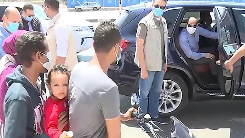 شاهد.. السيسي يتوقف ليتحدث مع أسرة تستقل دراجة بخارية