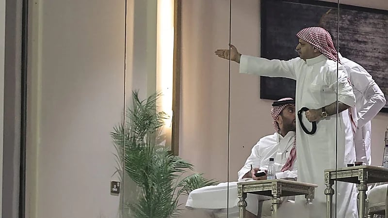 الغضب يسيطر على رئيس النصر آل معمر