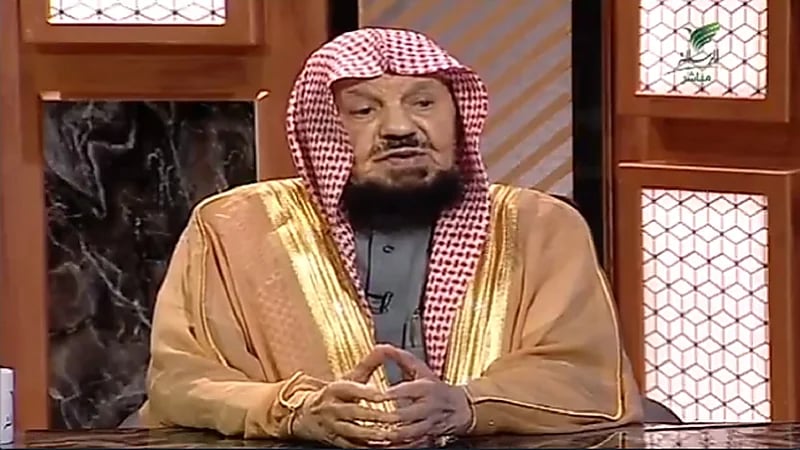 بالفيديو.. الشيخ المنيع يوضح حكم قصر الصلاة وجمعها في المطارات قبل السفر