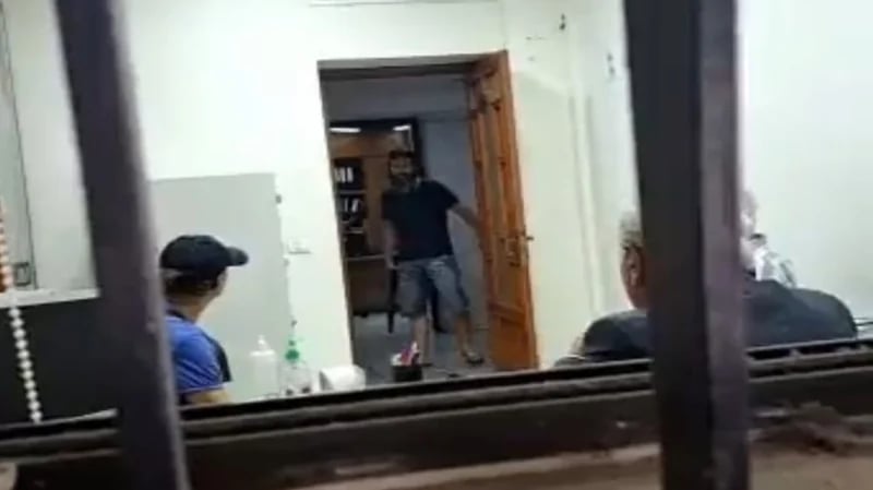 بالفيديو.. مسلح يحتجز رهائن داخل أحد البنوك بلبنان