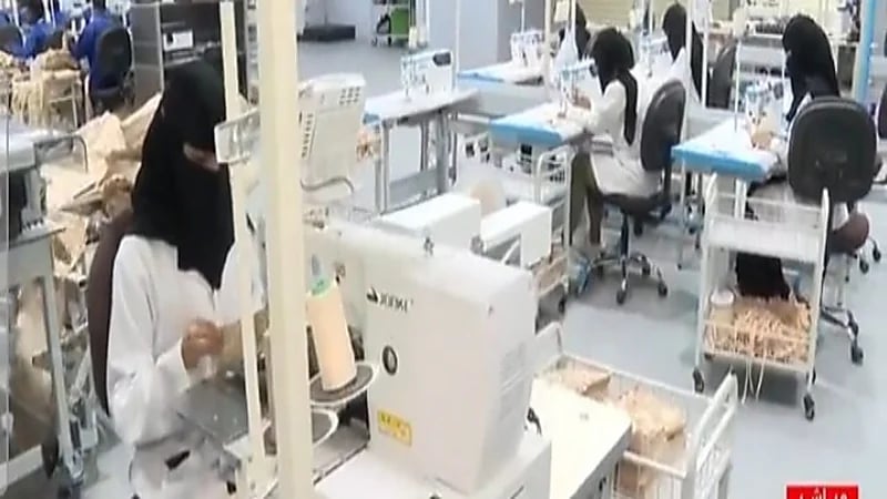 شاهد.. مواطنات يعملن على خطوط لإنتاج بأحد مصانع المنسوجات العسكرية