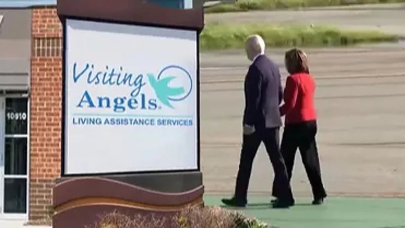 ترامب يثير الجدل بمقطع لبايدن خلال طريقه لدخول دار لرعاية المسنين .. فيديو