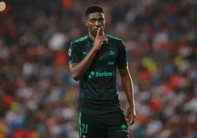 الهلال يقدم عرض مغري لضم مهاجم الأهلي السابق