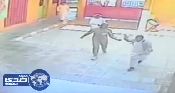 والد الطفل المعتدى عليه من رجل أمن: لن أتنازل عن حق ابني «فيديو»