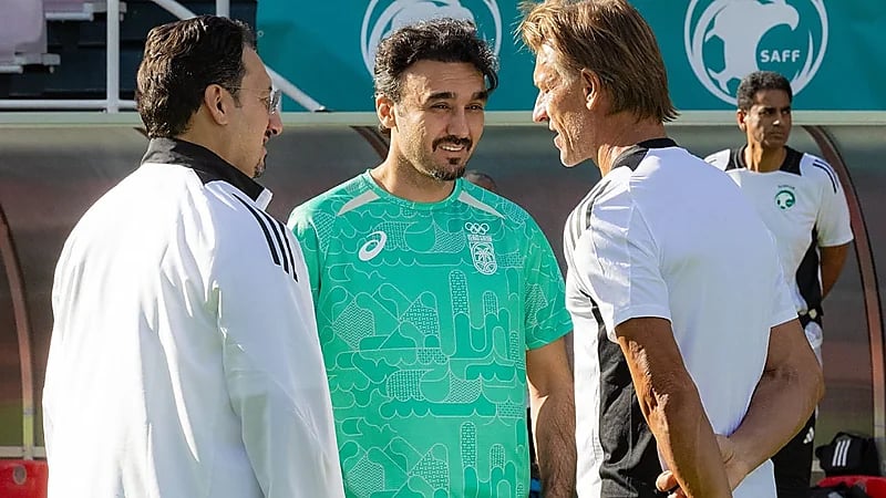 وزير الرياضة يزور معسكر الأخضر في التشيك .. صور