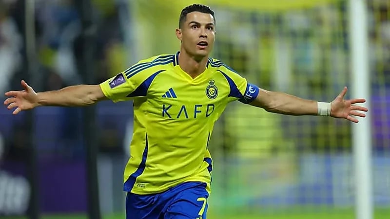 النصر يعلن رسميًا تجديد عقد رونالدو .. فيديو