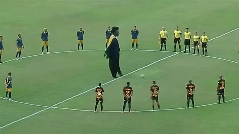 شاهد.. دمية ضخمة لـ "بيلية" تقتحم مباراة قدم وتثير الحيرة بين الجماهير