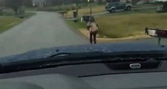 بالفيديو.. أب يعاقب ابنه بالمشي تحت المطر