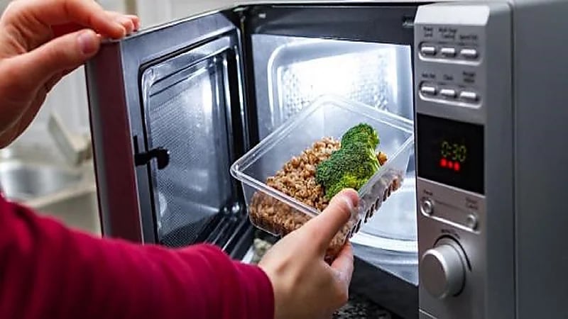 6 أخطاء شائعة يجب تجنبها عند استخدام الميكروويف