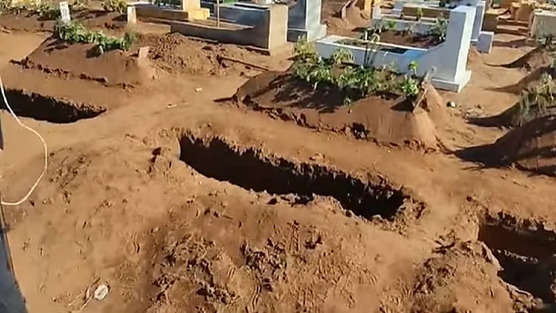 بالفيديو .. سماع أصوات صادرة من مقبرة شاب دفن حديثا