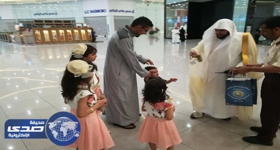 هيئة الأمر بالمعروف والنهي عن المنكر بالطائف تعايد المصطافين بالحلوى