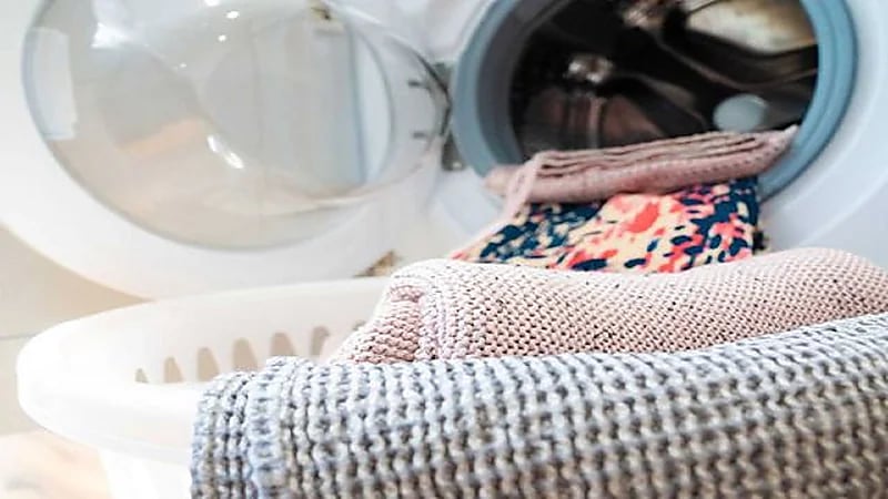 طرق ذكية تمنع بهتان الملابس داخل الغسالة