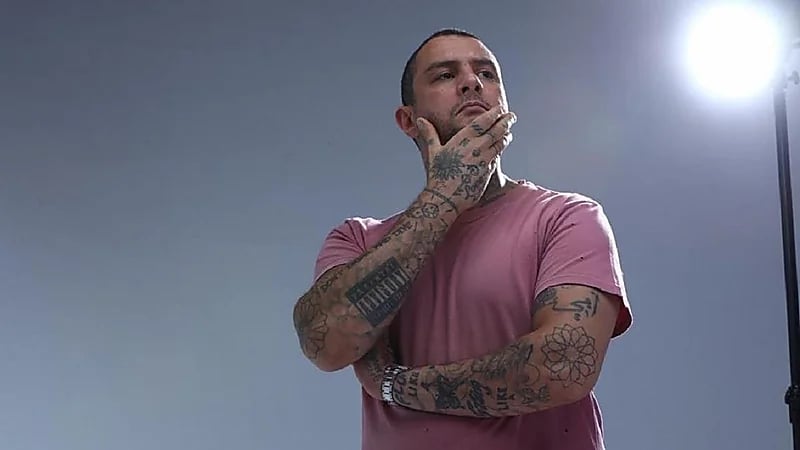 أحمد الفيشاوي يثير الجدل بسبب صور بجسد عاري