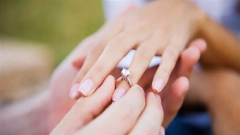 شاب يطلب يد حبيبته للزواج داخل سوبر ماركت 