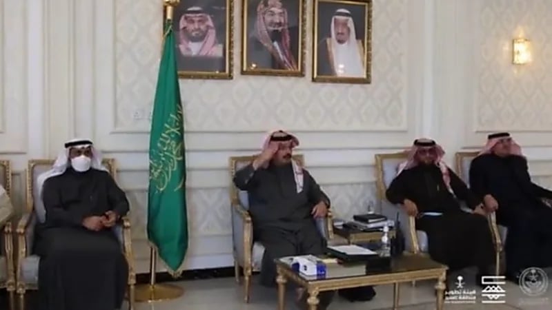 شاهد.. حضور أمير عسير لجلسة صلح لإنهاء 3 قضايا خلاف قبلي