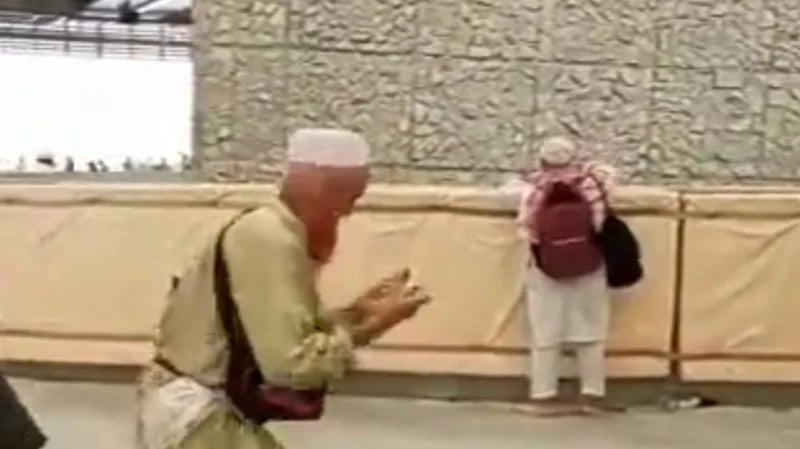 بالفيديو.. ‏مشهد طريف لحاج يؤدي رمي الجمرات بكل قوة