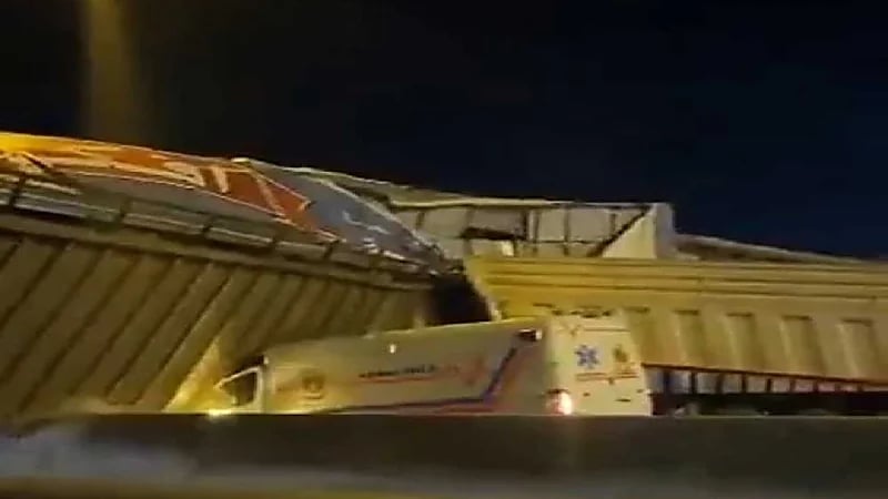 شاهد .. إسعاف مسرعة لإنقاذ المصابين تصطدم بجسر مشاة