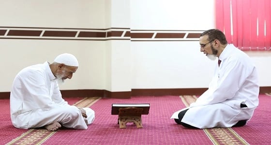 طبيب عيون يعود بعد 40 عاما طالبا ليحصل على إجازة خيركم