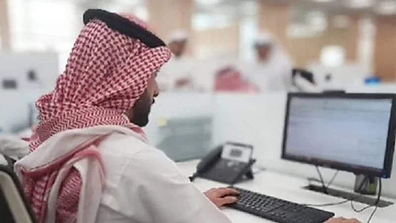 مختص: سوق العمل يستغني عن السعودي بعد استنزاف الدعم الحكومي .. فيديو
