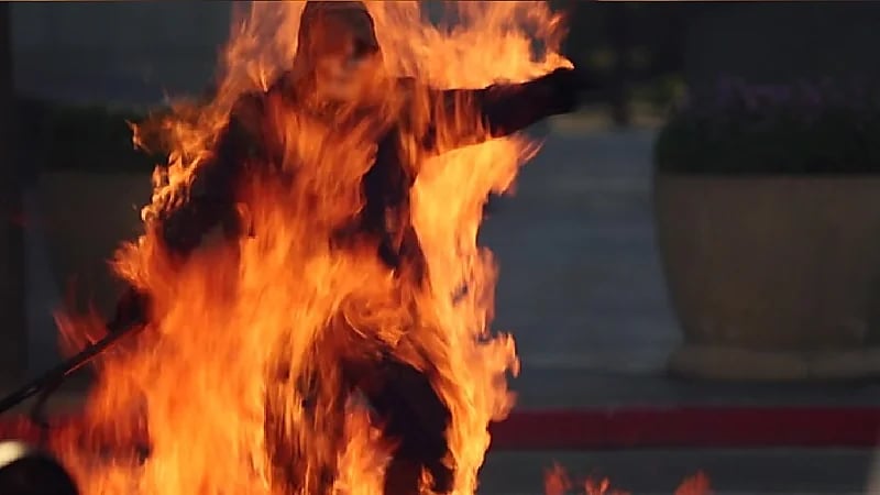 رجل ينهي حياة شقيقه الأصغر حرقا بـ "التنر"