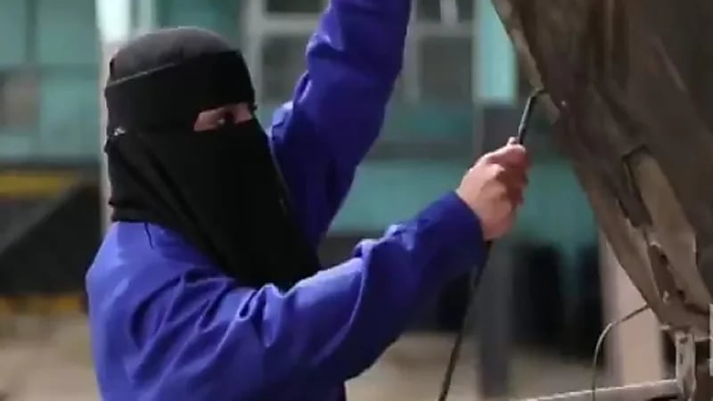 بالفيديو.. مواطنة تعمل في صيانة السيارات بتبوك