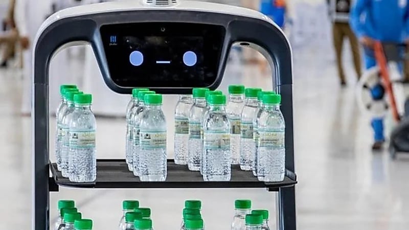 "الحج والعمرة" توجه نصائح هامة للمعتمرين عند شحن ماء زمزم في الطائرات