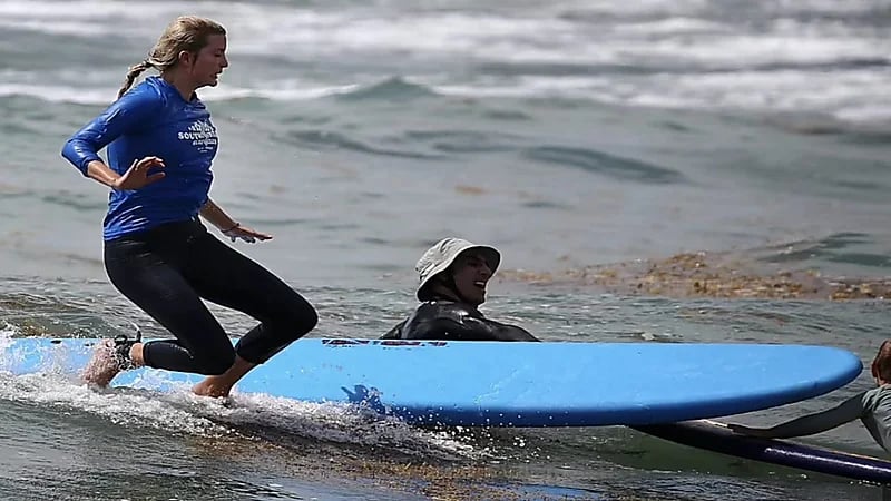 بالصور.. لحظة اصطدام إيفانكا ترامب بوجه ابنها أثناء تعليمه ركوب الأمواج