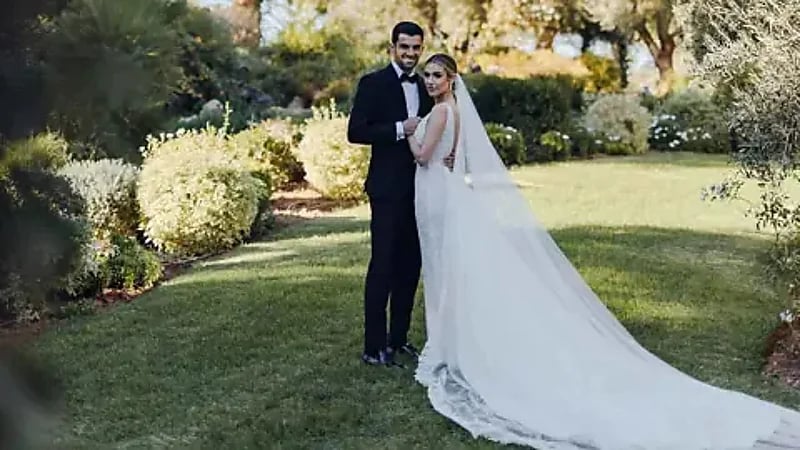 إنزو زيدان وزوجته يخطفان الأنظار بإطلالة تقليدية مغربية في مراكش