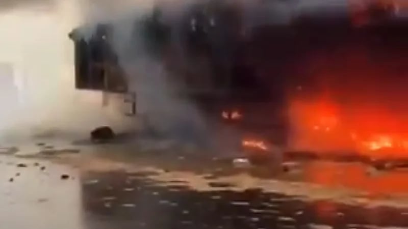 بالفيديو.. صاعقة رعدية تشعل النيران في شاحنة بالليث