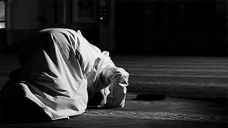 وفاة مسن في وضع السجود وسط ذهول المصلين