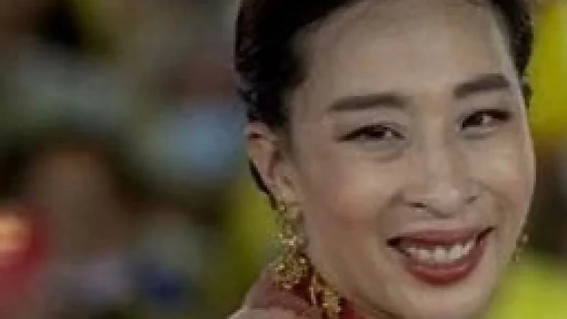 أميرة تعيش على أجهزة دعم الحياة بعد سقوطها في حالة خطيرة