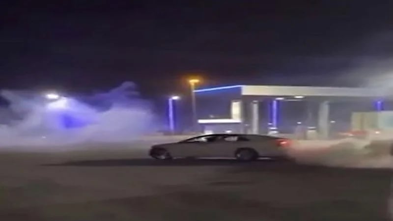 ضبط قائد مركبة ظهر في مقاطع فيديو يمارس التفحيط في طريق عام بالدمام