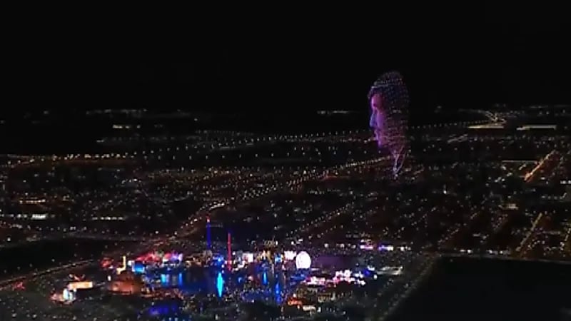 بالفيديو .. صورة الملك سلمان وولي العهد تزينان سماء الرياض في افتتاح بوليفارد وورلد