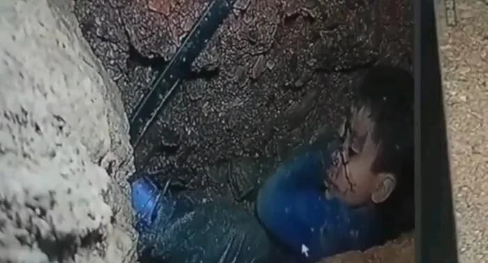 بالفيديو.. استمرار تزويد الطفل ريان بالأكسجين داخل البئر