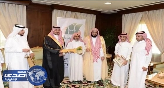 بالصور.. الأمير منصور يشيد بجهود جمعية " البر " الخيرية لمساعدة المحتاجين