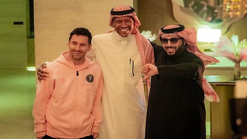 الدعيع يثير التكهنات بصورة له مع ميسي وتركي آل الشيخ