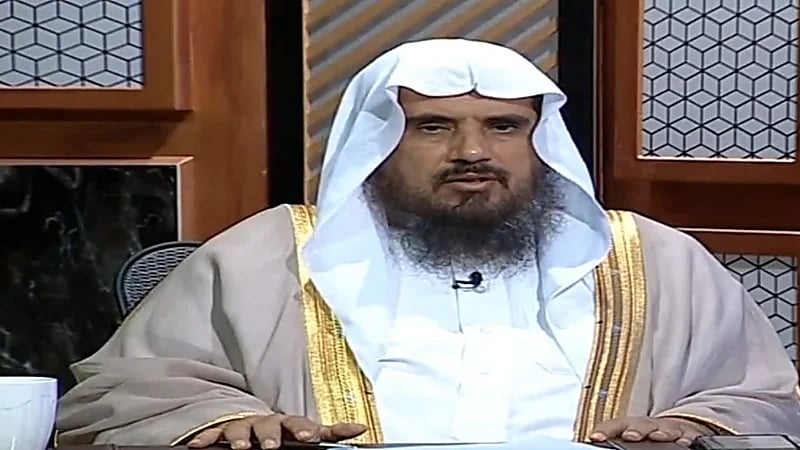 صلت 20 يومًا باتجاه خاطئ بمقدار 30 درجة فماذا عليها؟.. "الخثلان" يجيب