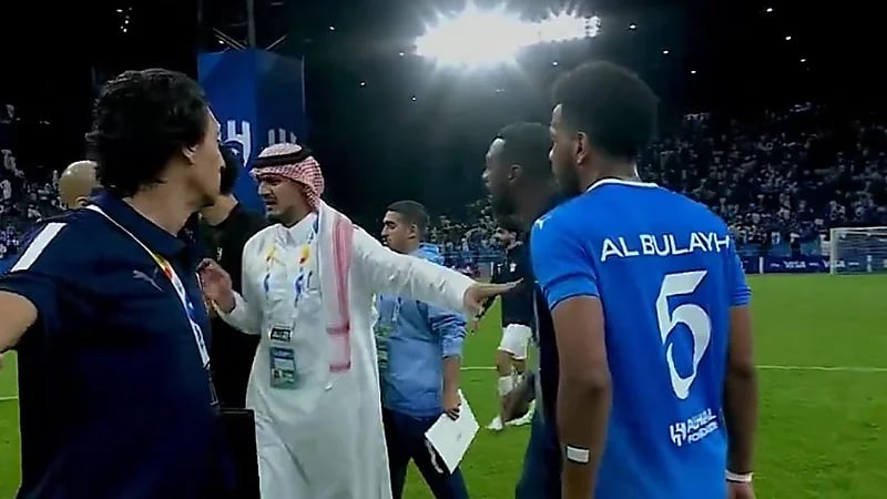 غضب واحتجاج من لاعبي الهلال عقب مباراة العين ... فيديو
