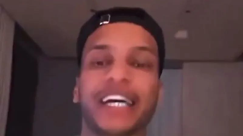 شقيق البليهي لجماهير الهلال: عليكم احترام الأهلي الملكي .. فيديو