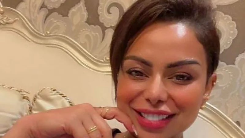 هند البلوشي لمن يشبهها بالرجال: ما عندك نظر ولا حوله شايفتني ماسكة مسباح