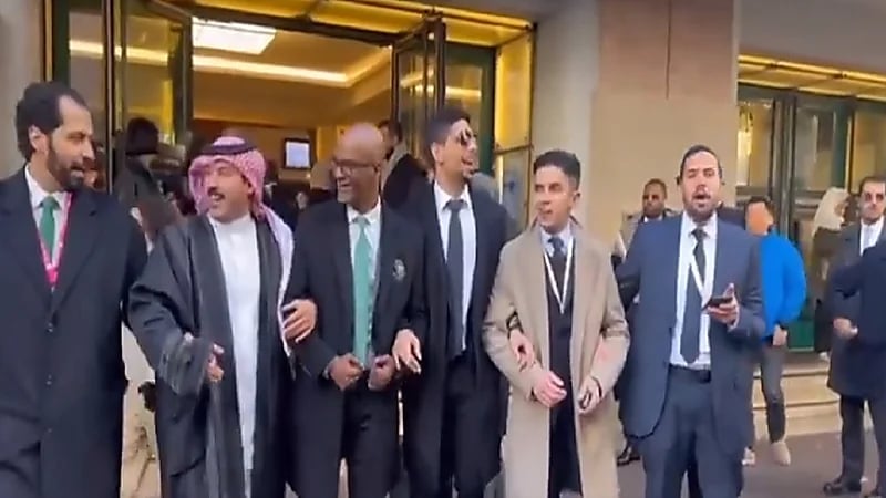 العرضة السعودية من أمام مقر اجتماع "إكسبو" في باريس..فيديو