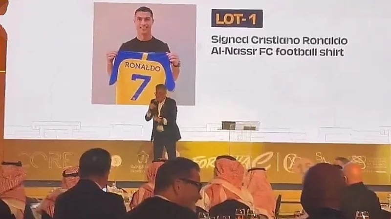 سيدة أعمال سعودية تشتري قميص نجم النصر بـ 125 ألف دولار .. فيديو