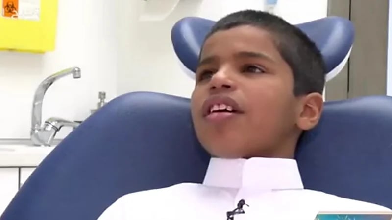 شاهد.. "طبيبة" تتكفل بمعالجة أسنان الطفل "سيف" الذي تعرض للتنمر