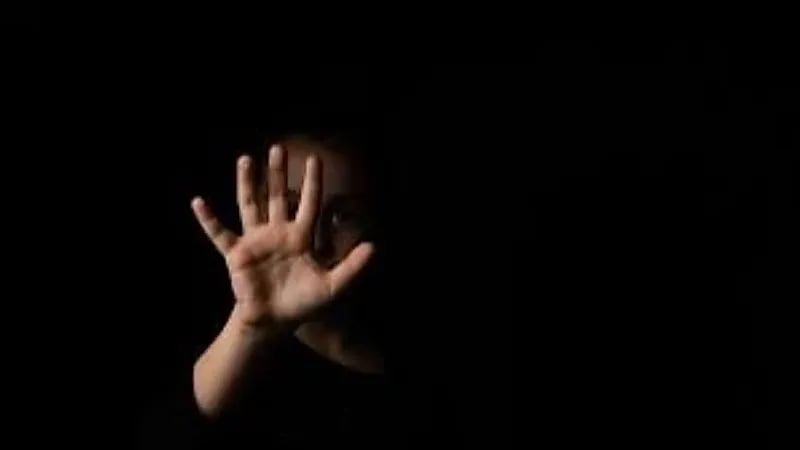 القبض على متهم بالتحرش بطفلته وابنة زوجته