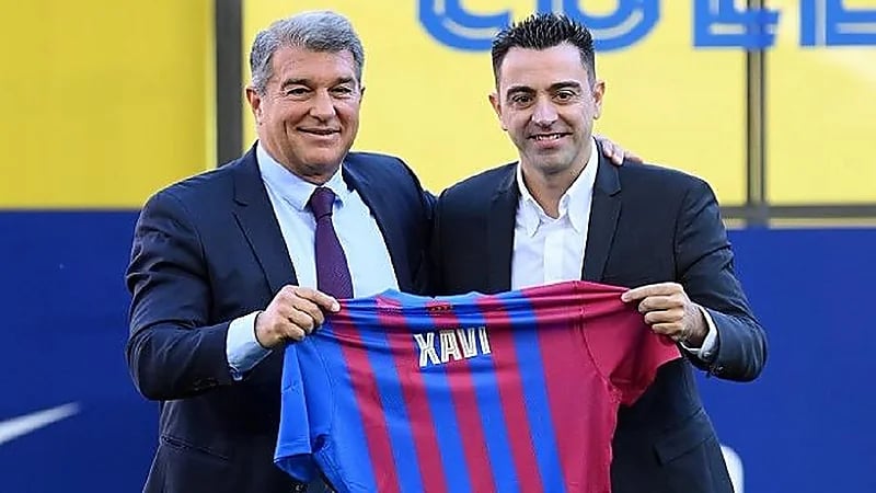 "تشافي" يخطط للتخلص من بعض لاعبي برشلونة