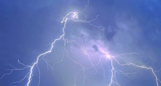 صدور إنذارين بهطول أمطار رعدية في عدة مناطق بعسير