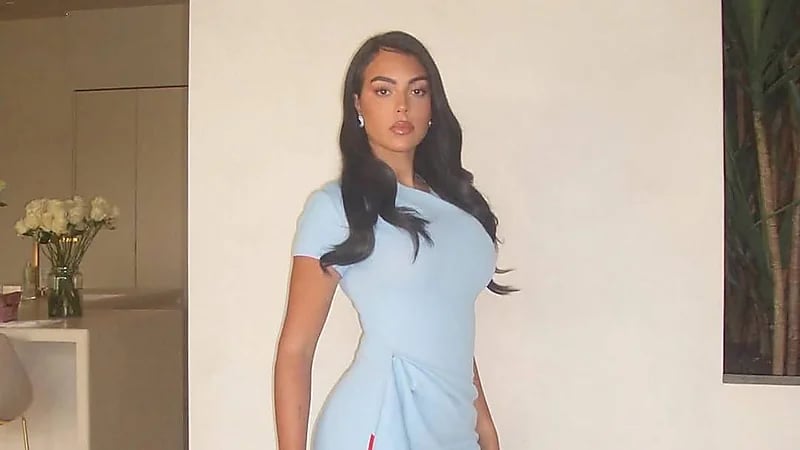 جورجينا تلفت الأنظار بإطلالة ناعمة بتوقيع أوسكار دي لا رينتا.. صور