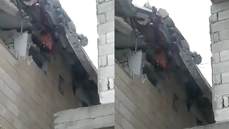 مشهد مؤثر للحظة تلقين أب سوري الشهادة لابنه